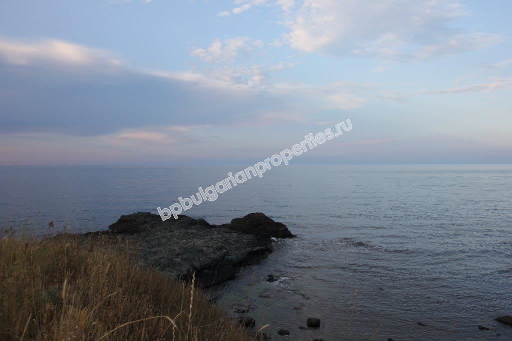 Участок с разрешением на строительство дома на первой линии в Царево