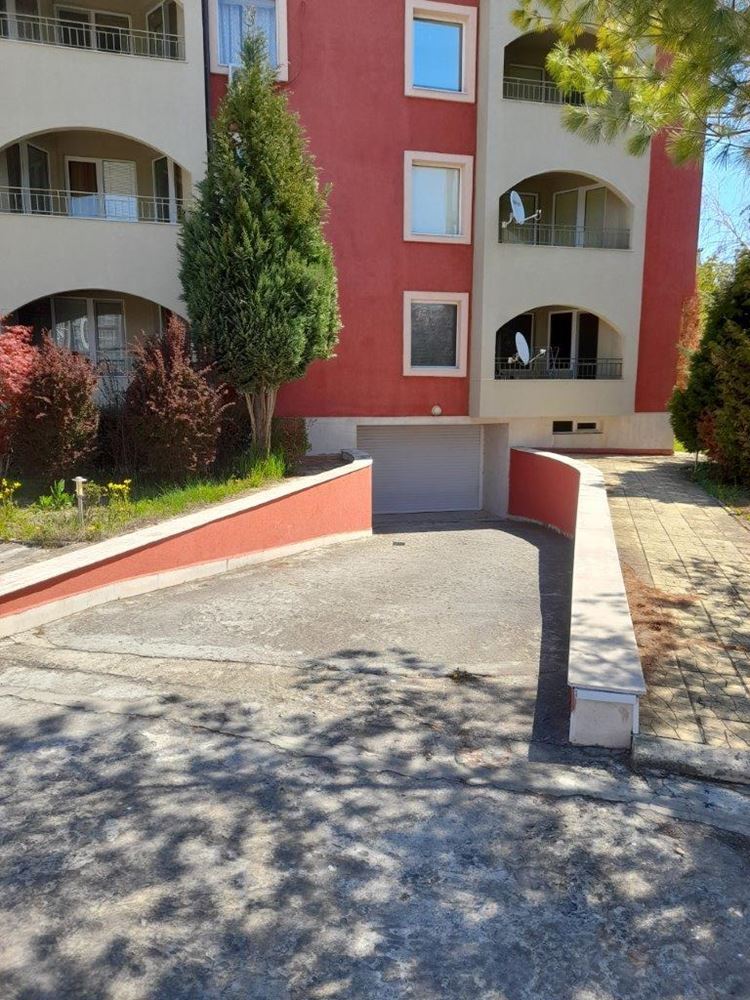 Меблированная двухкомнатная квартира в западной части Солнечного Берега