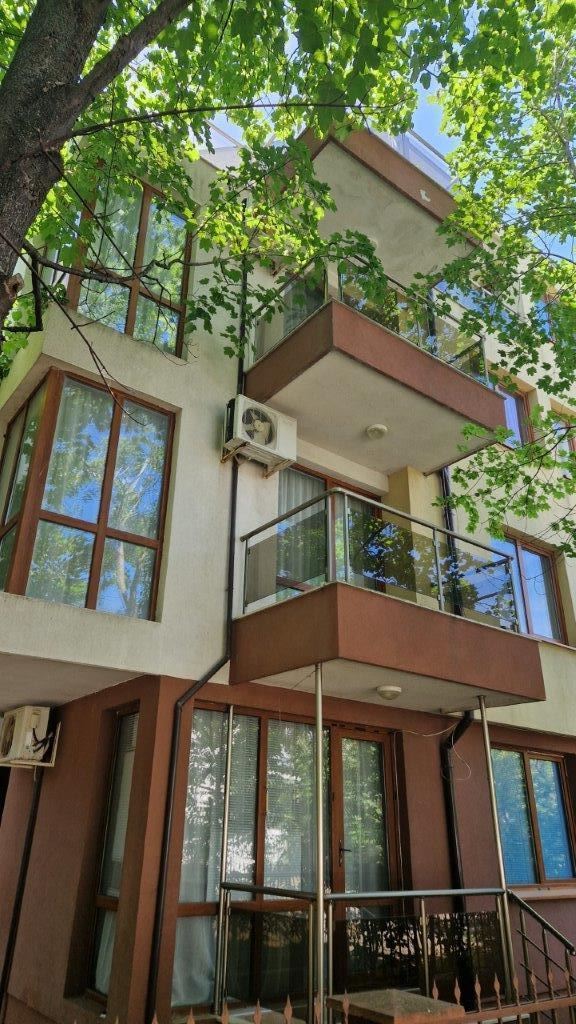 Квартира с одной спальней в жилом доме близко от моря в Равде