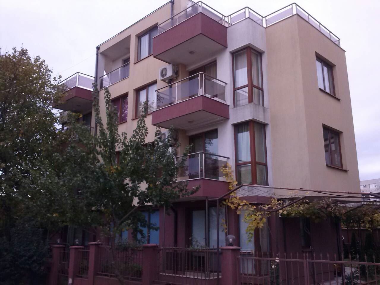 Квартира с одной спальней в жилом доме близко от моря в Равде