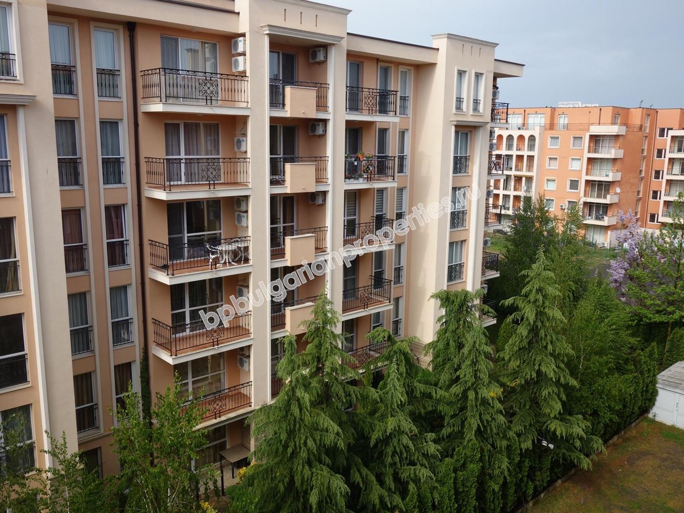 Дешевая студия в закрытом комплексе близко от пляжа на Солнечном Берегу