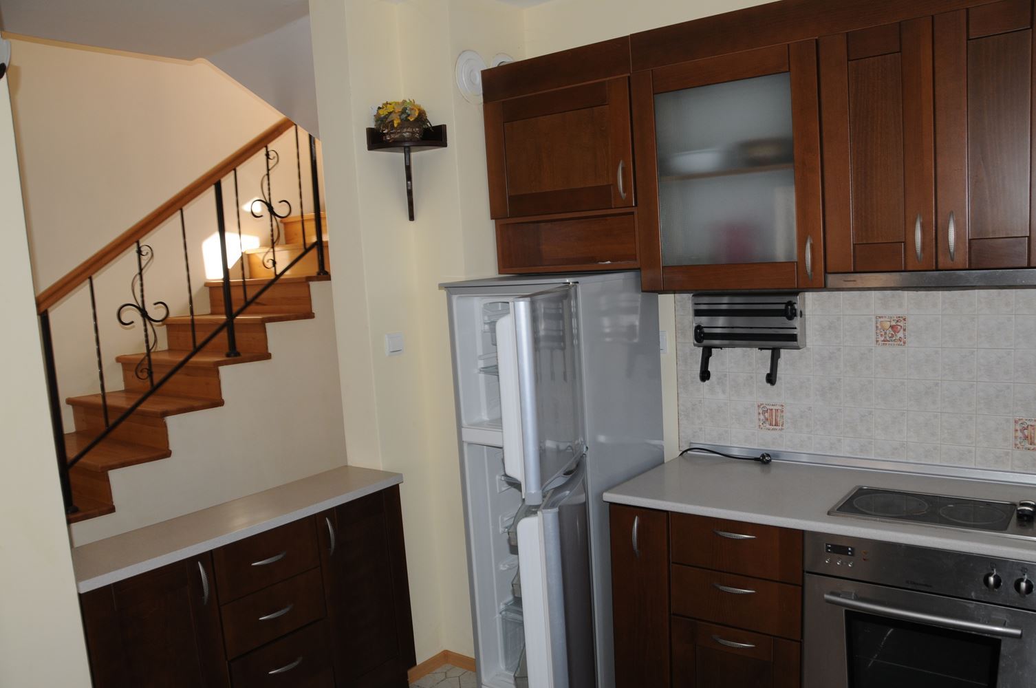 Трехэтажный меблированный дом в комплексе с бассейном в 50 м от Райского залива, Созополь