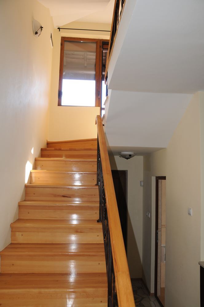 Трехэтажный меблированный дом в комплексе с бассейном в 50 м от Райского залива, Созополь