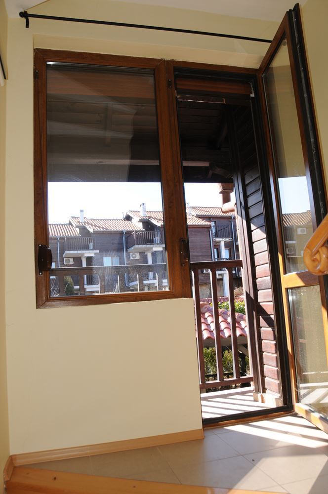 Трехэтажный меблированный дом в комплексе с бассейном в 50 м от Райского залива, Созополь