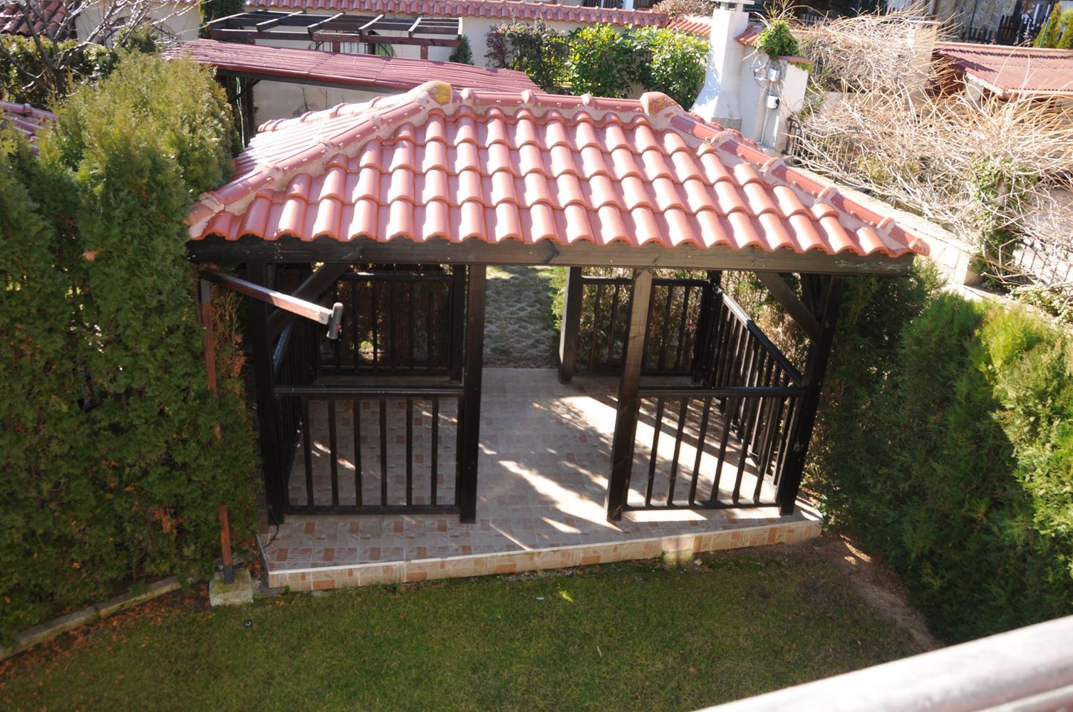 Трехэтажный меблированный дом в комплексе с бассейном в 50 м от Райского залива, Созополь