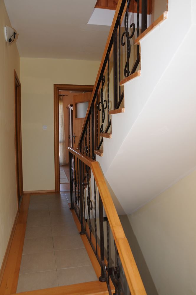 Трехэтажный меблированный дом в комплексе с бассейном в 50 м от Райского залива, Созополь