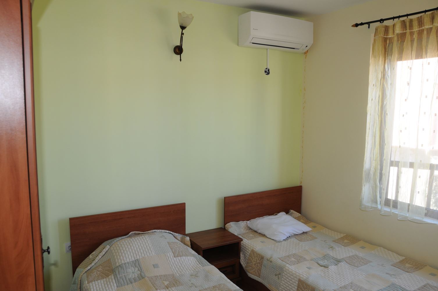 Трехэтажный меблированный дом в комплексе с бассейном в 50 м от Райского залива, Созополь