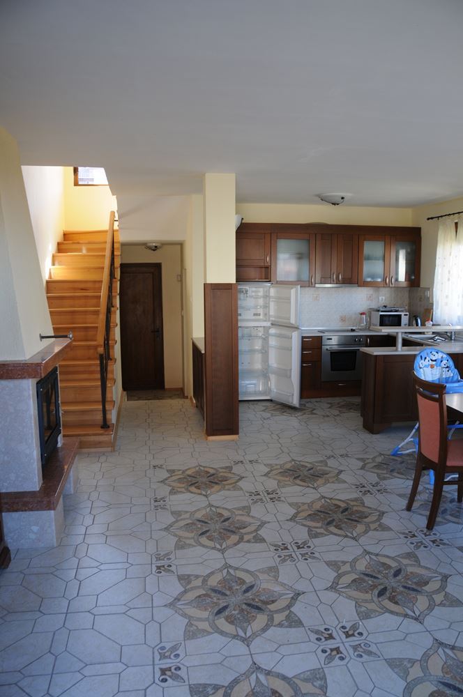 Трехэтажный меблированный дом в комплексе с бассейном в 50 м от Райского залива, Созополь