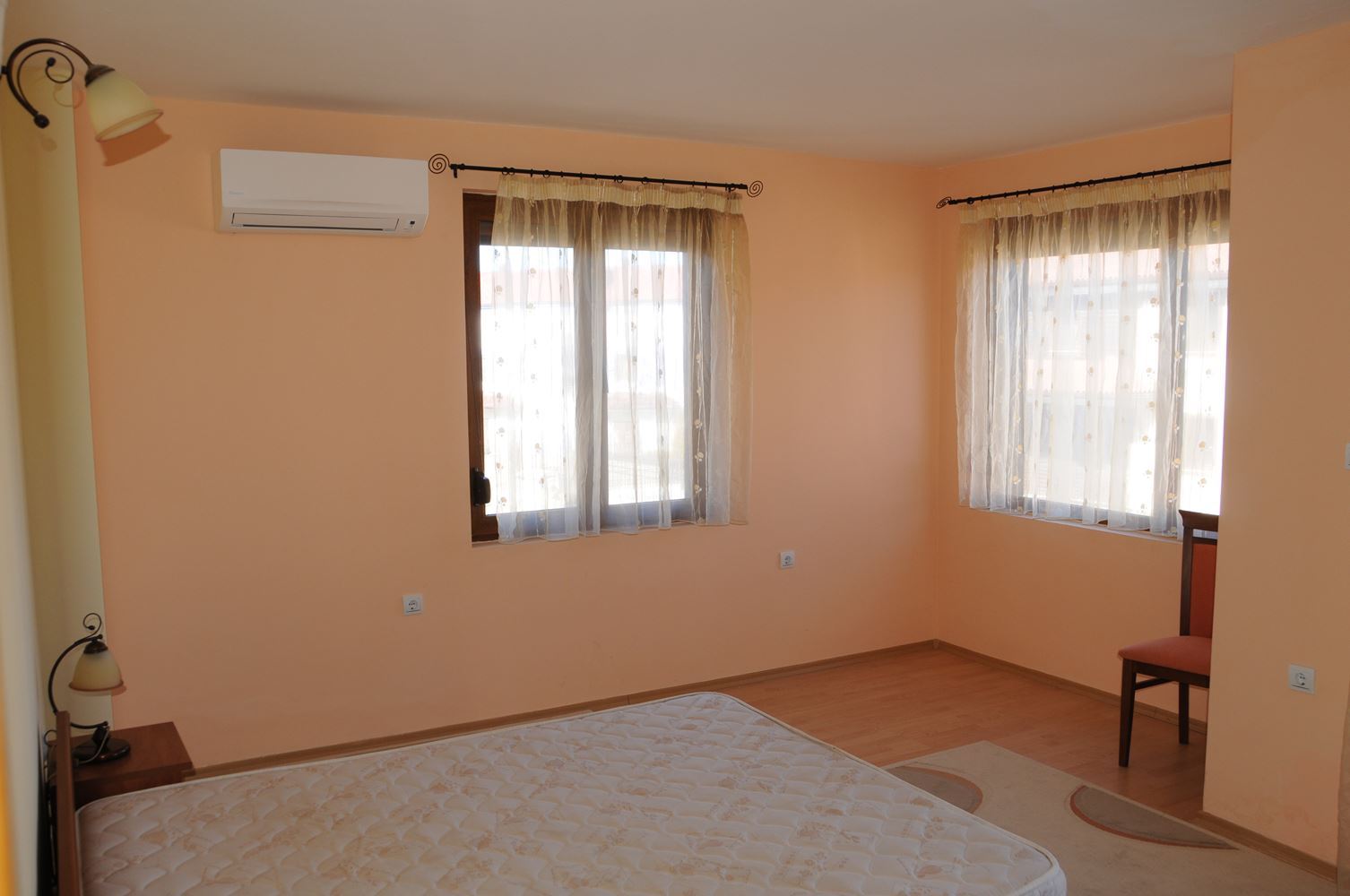 Трехэтажный меблированный дом в комплексе с бассейном в 50 м от Райского залива, Созополь