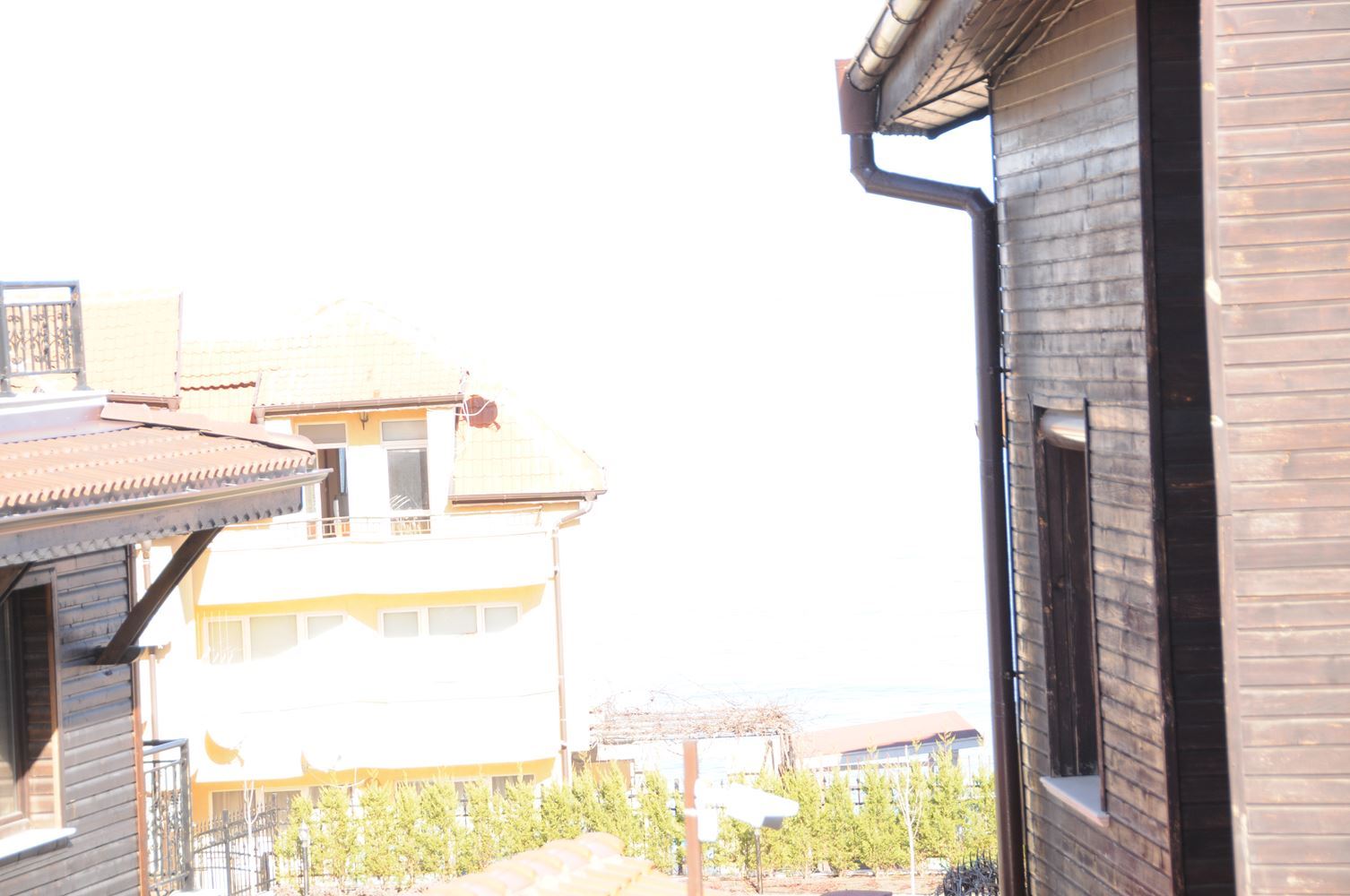 Трехэтажный меблированный дом в комплексе с бассейном в 50 м от Райского залива, Созополь