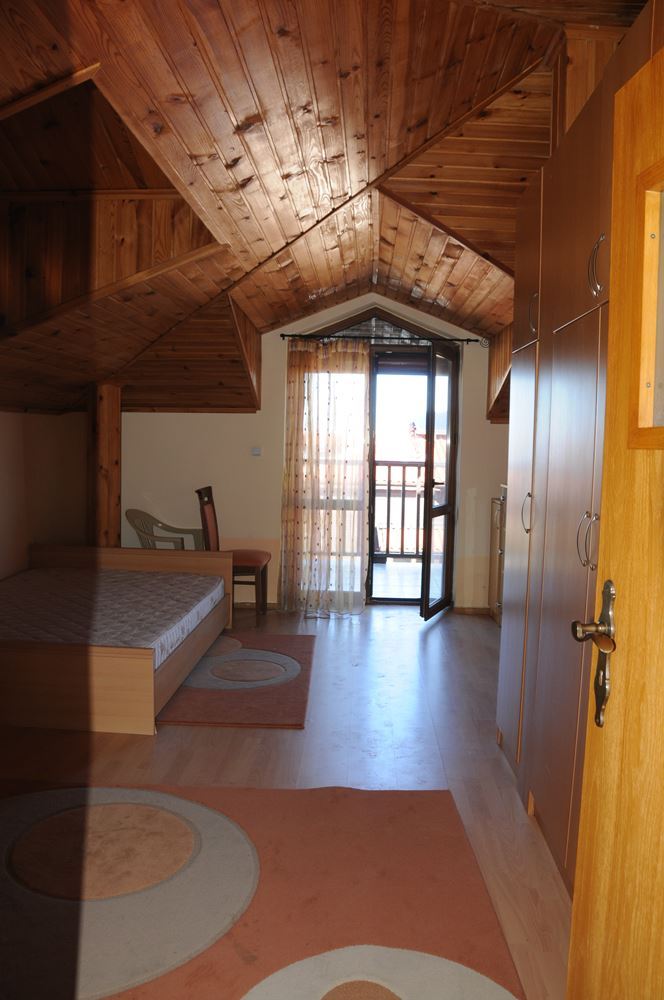 Трехэтажный меблированный дом в комплексе с бассейном в 50 м от Райского залива, Созополь