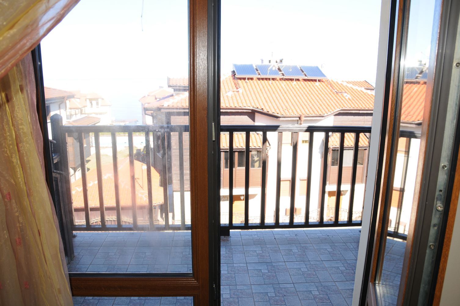 Трехэтажный меблированный дом в комплексе с бассейном в 50 м от Райского залива, Созополь