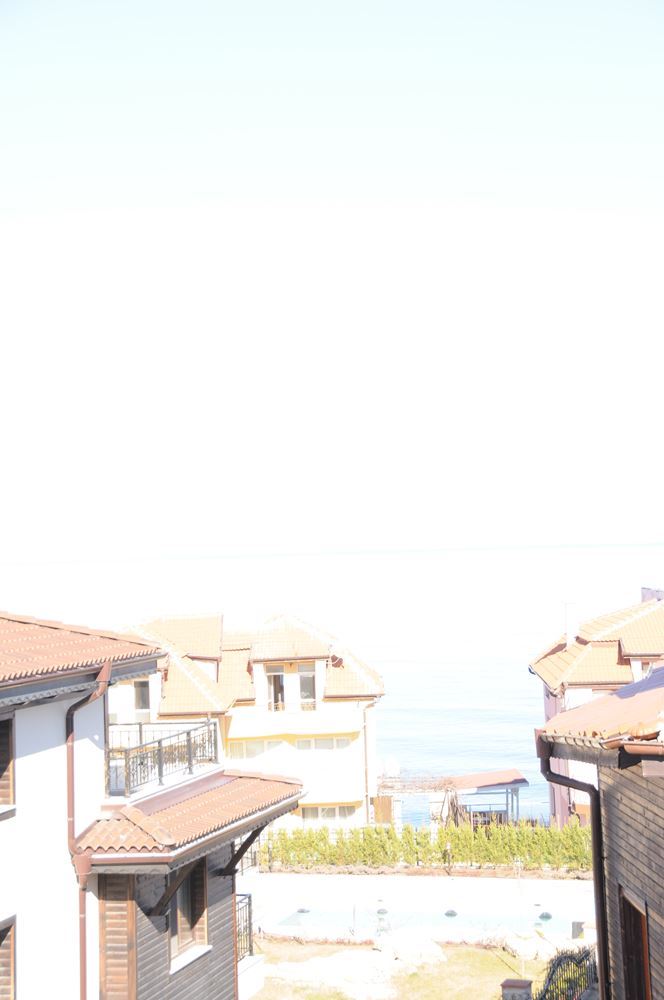 Трехэтажный меблированный дом в комплексе с бассейном в 50 м от Райского залива, Созополь