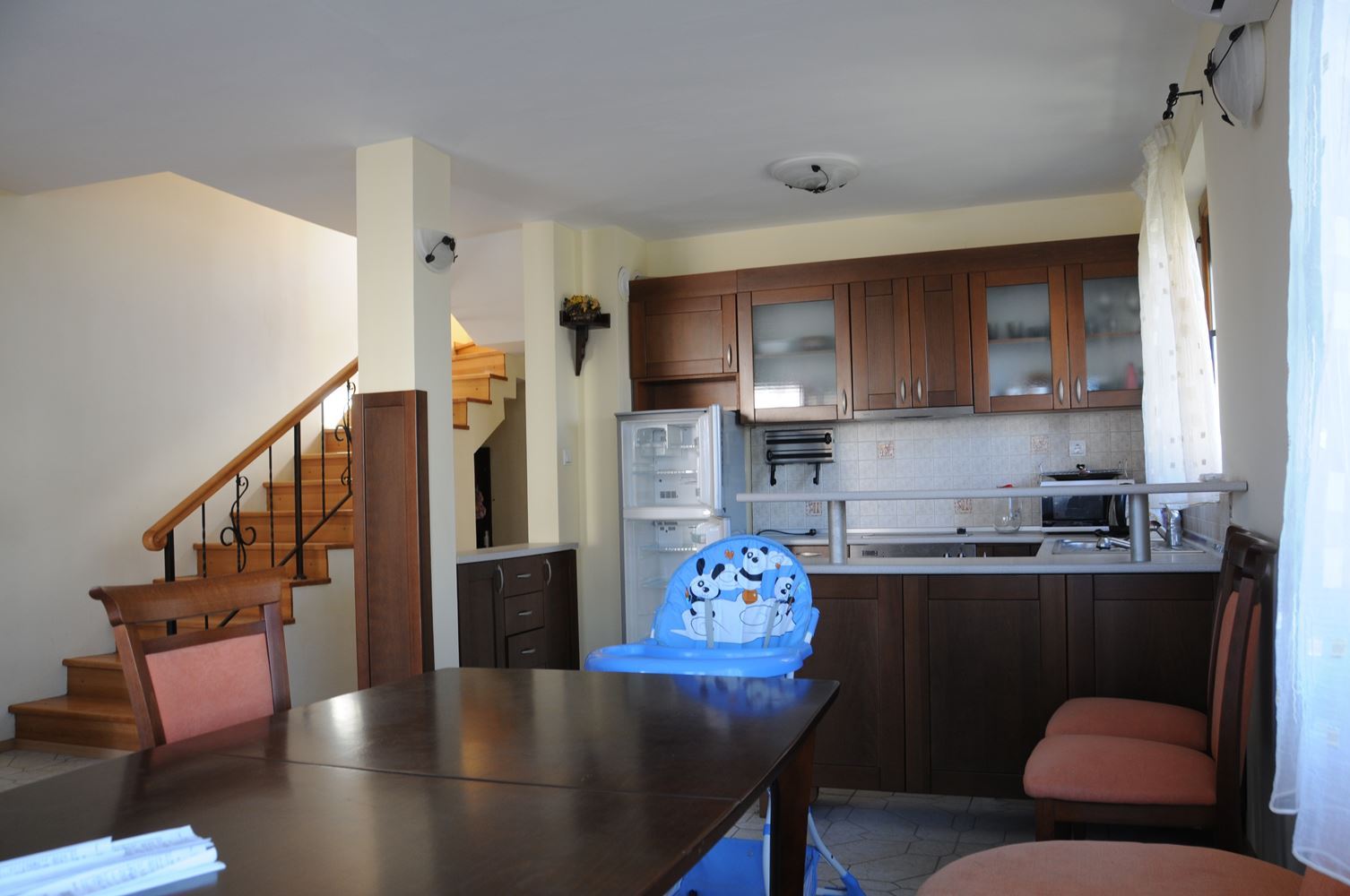 Трехэтажный меблированный дом в комплексе с бассейном в 50 м от Райского залива, Созополь