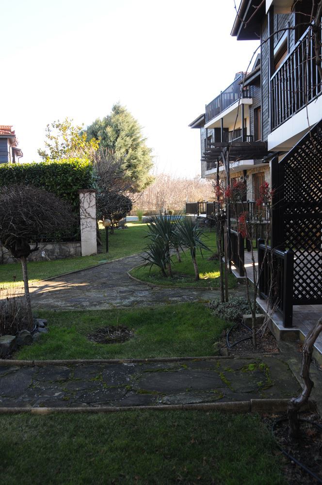 Трехэтажный меблированный дом в комплексе с бассейном в 50 м от Райского залива, Созополь