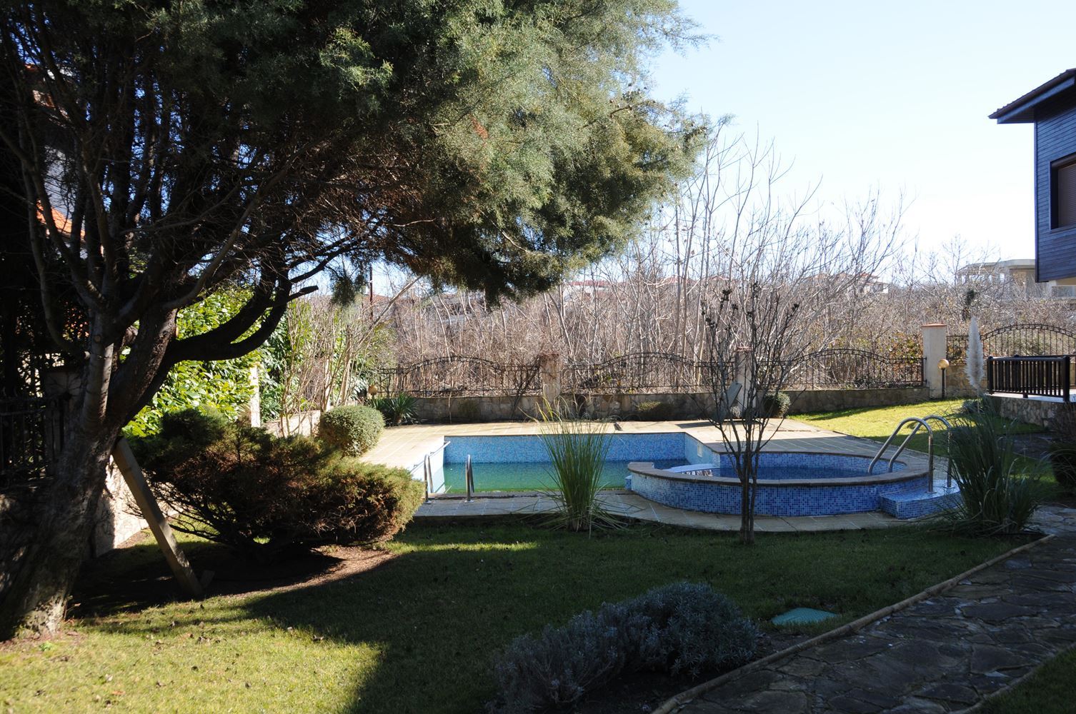 Трехэтажный меблированный дом в комплексе с бассейном в 50 м от Райского залива, Созополь