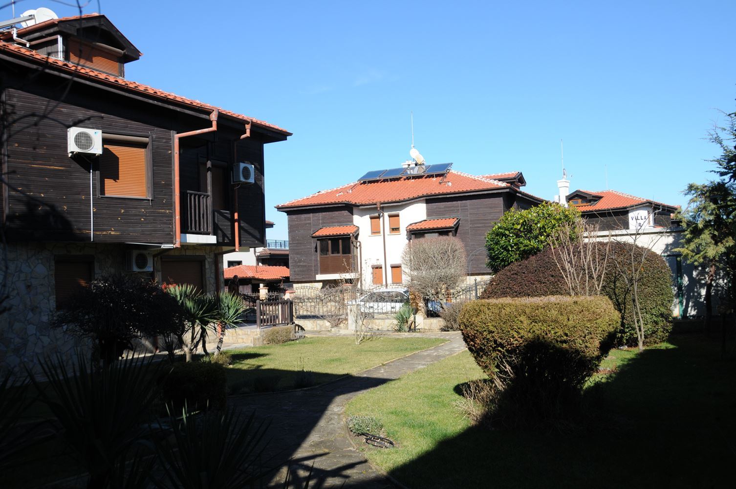 Трехэтажный меблированный дом в комплексе с бассейном в 50 м от Райского залива, Созополь