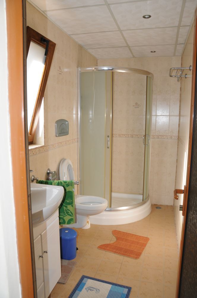 Трехэтажный меблированный дом в комплексе с бассейном в 50 м от Райского залива, Созополь