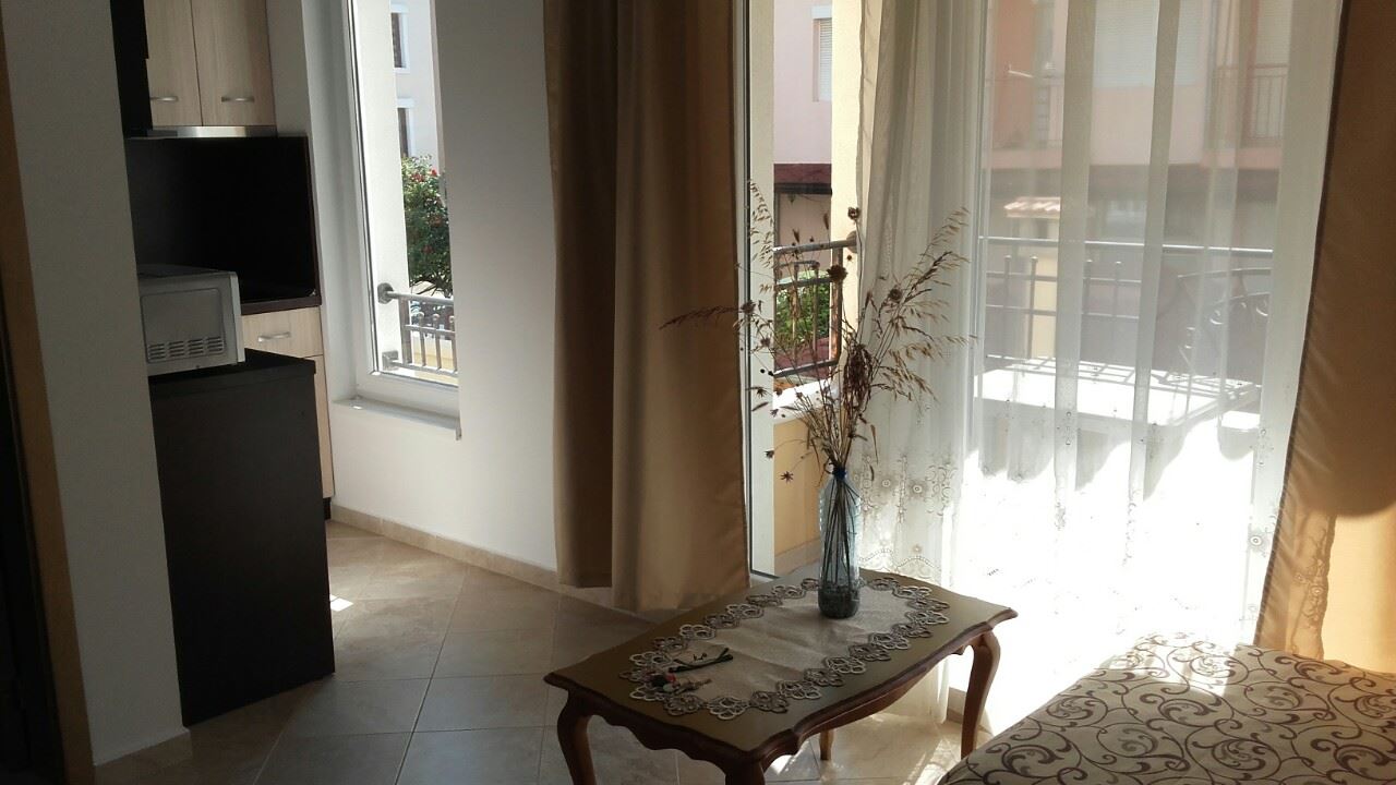 Однокомнатная квартира-студия в комплексе с бассейном близко от пляжа