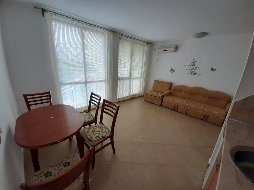 Дешевая студия без таксы обслуживания близко от моря в Равде