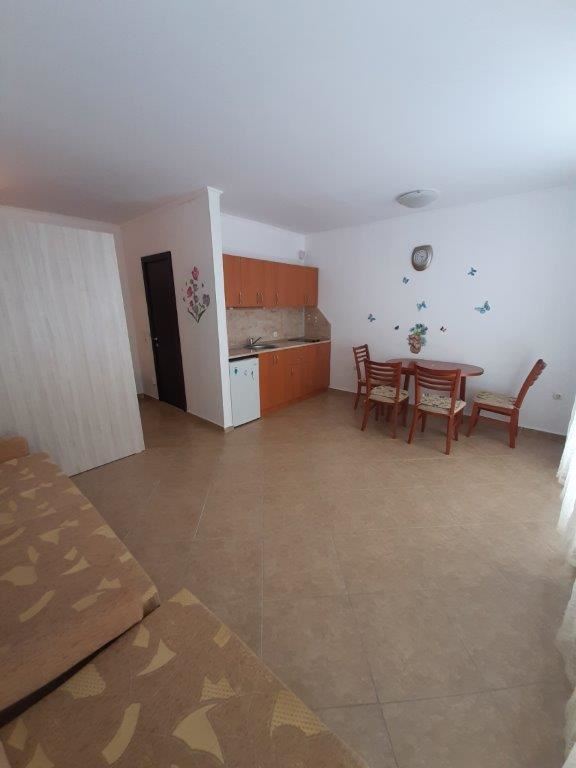 Дешевая студия без таксы обслуживания близко от моря в Равде