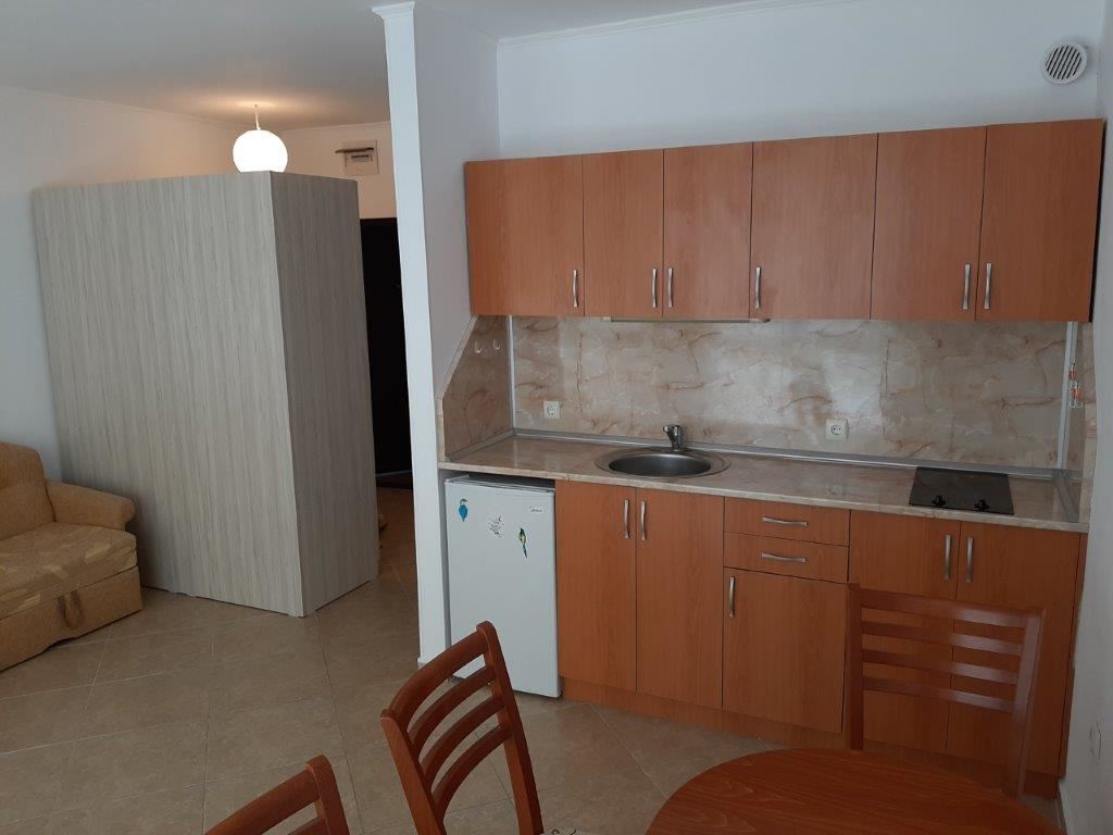 Дешевая студия без таксы обслуживания близко от моря в Равде