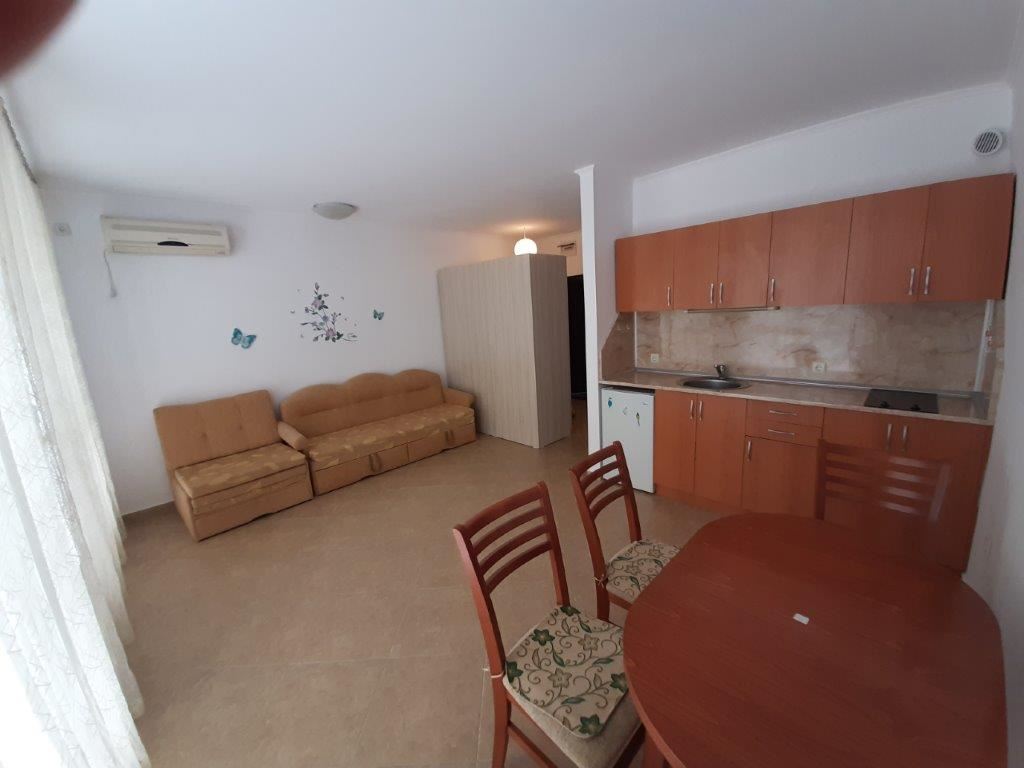 Дешевая студия без таксы обслуживания близко от моря в Равде