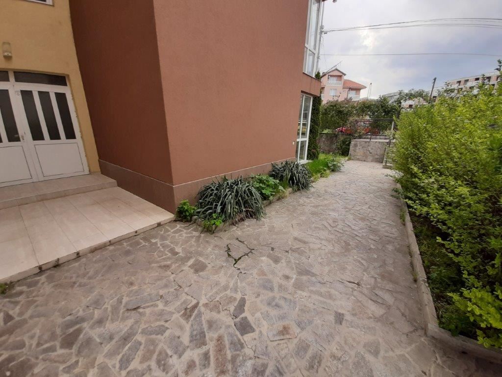 Дешевая студия без таксы обслуживания близко от моря в Равде