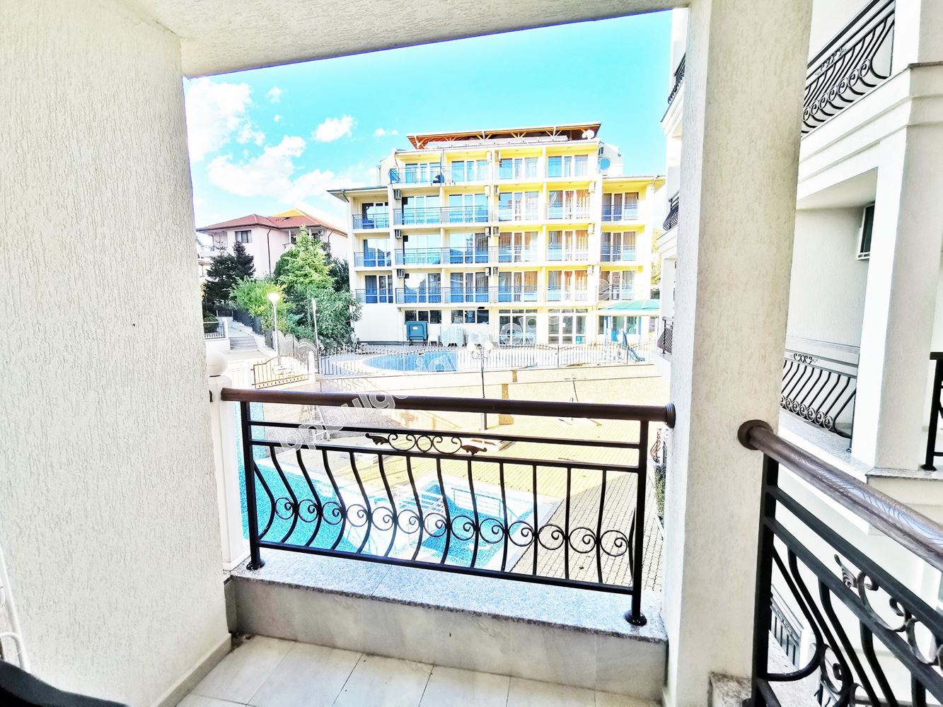 Недорогая вторичка в Святом Власе - меблированная двушка в новом комплексе