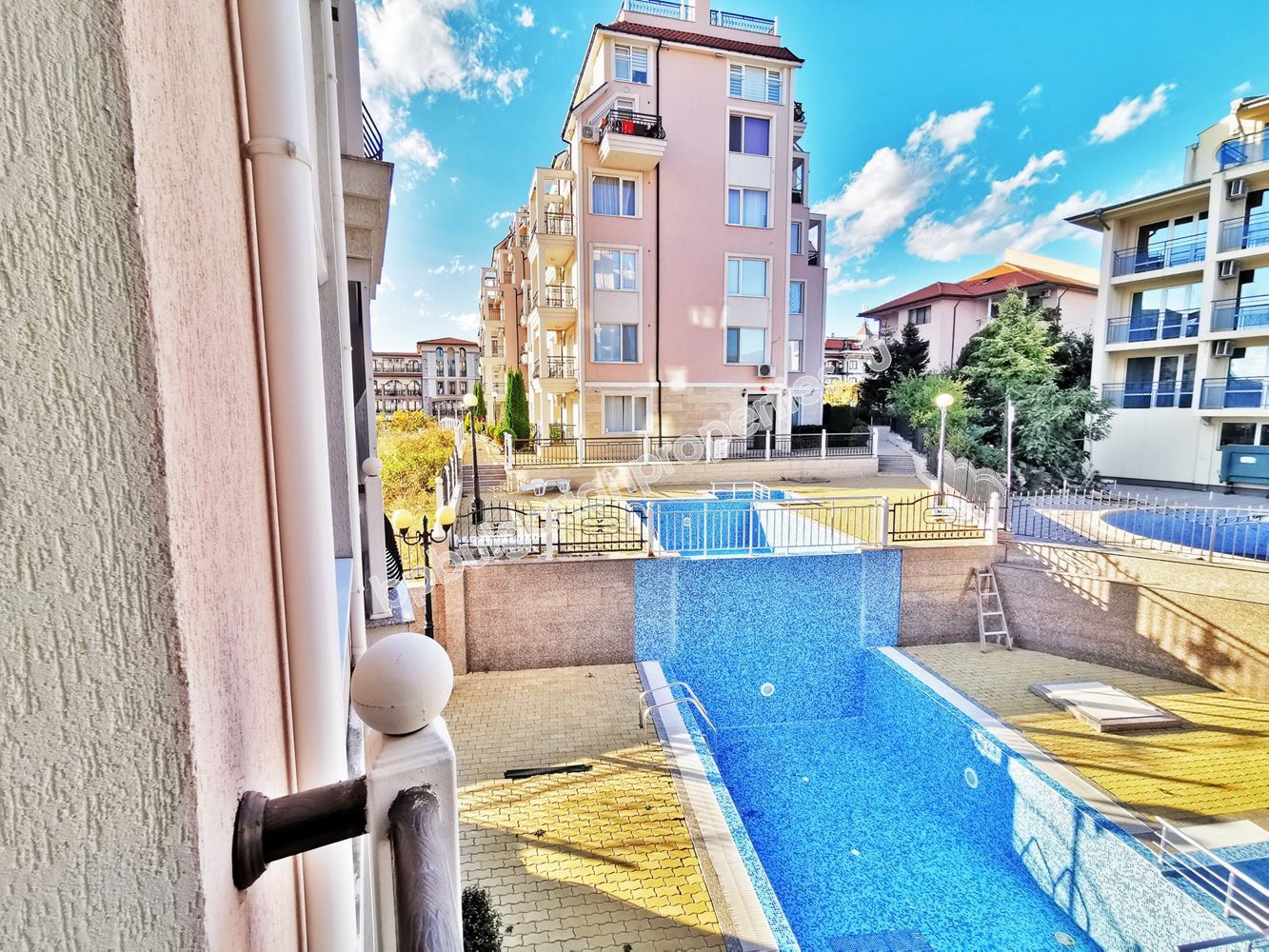 Недорогая вторичка в Святом Власе - меблированная двушка в новом комплексе