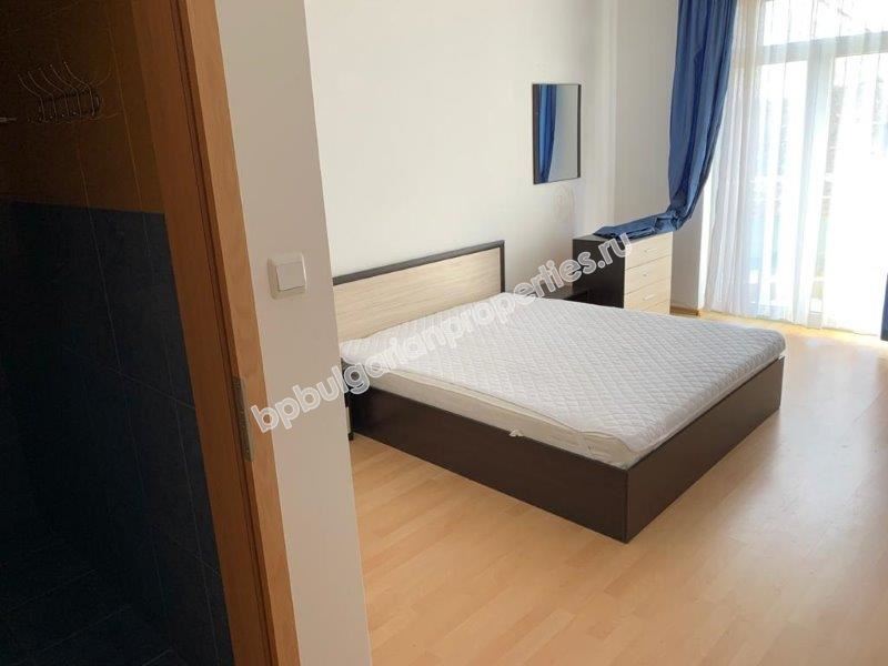 Просторная трехкомнатная квартира с видом на море на первой линии в Равде