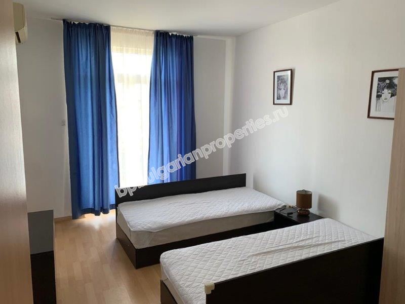 Просторная трехкомнатная квартира с видом на море на первой линии в Равде