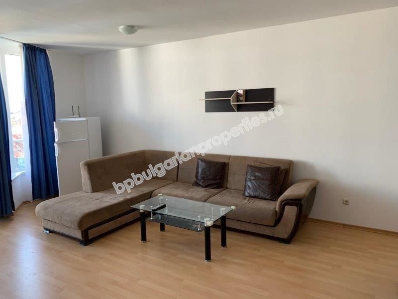 Просторная трехкомнатная квартира с видом на море на первой линии в Равде