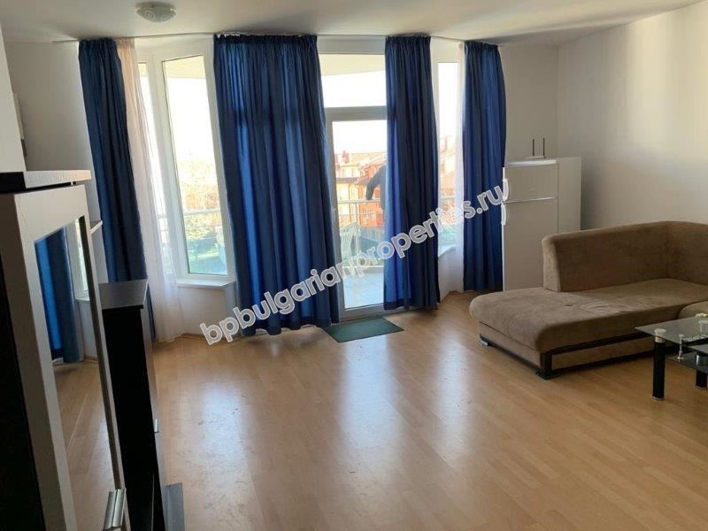 Просторная трехкомнатная квартира с видом на море на первой линии в Равде