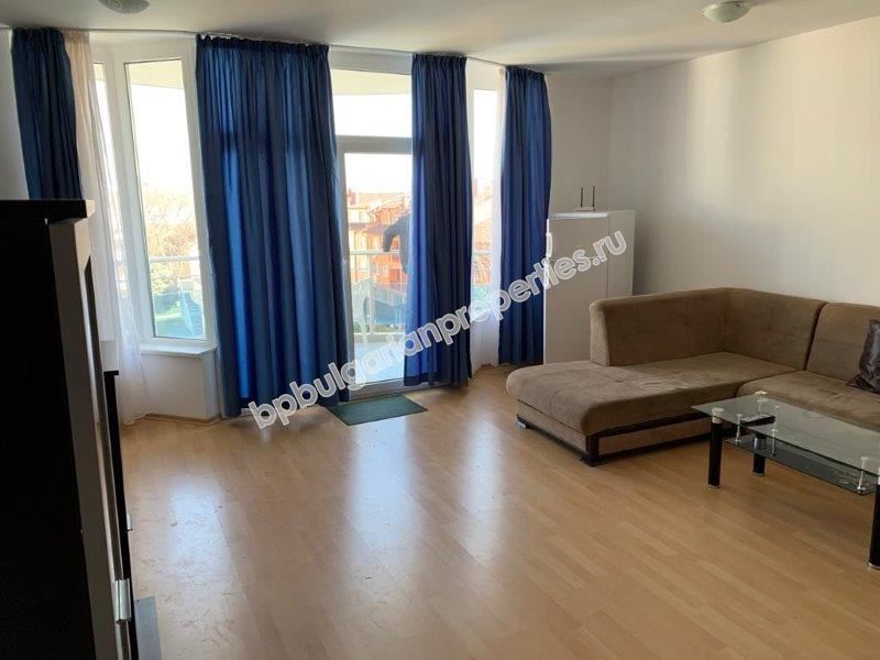 Просторная трехкомнатная квартира с видом на море на первой линии в Равде