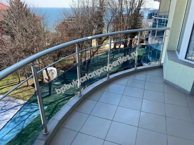 Просторная трехкомнатная квартира с видом на море на первой линии в Равде