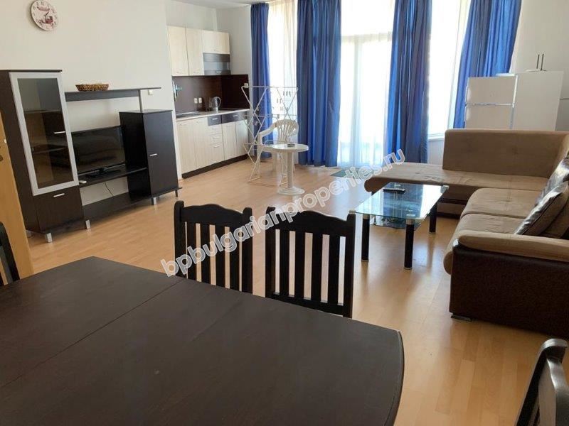 Просторная трехкомнатная квартира с видом на море на первой линии в Равде