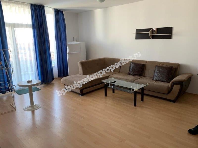 Просторная трехкомнатная квартира с видом на море на первой линии в Равде