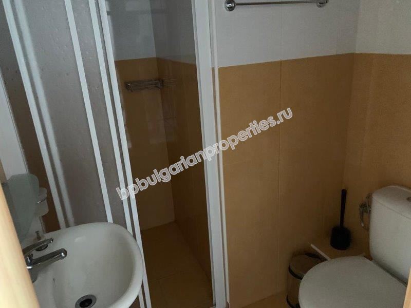 Просторная трехкомнатная квартира с видом на море на первой линии в Равде