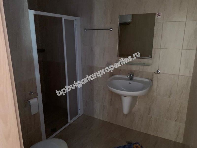 Просторная трехкомнатная квартира с видом на море на первой линии в Равде