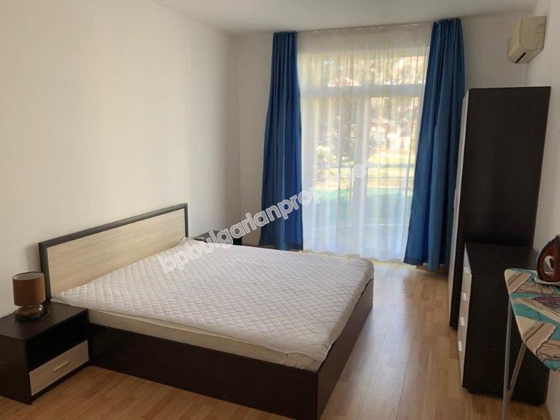 Просторная трехкомнатная квартира с видом на море на первой линии в Равде