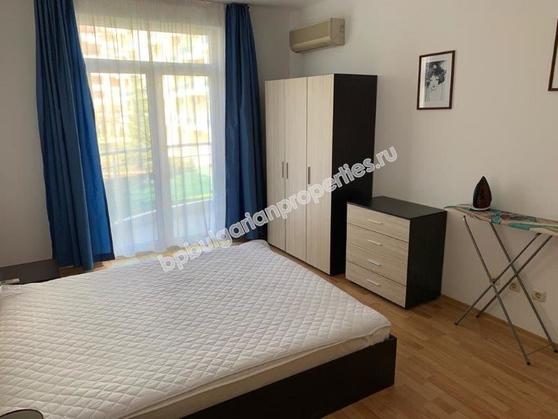 Просторная трехкомнатная квартира с видом на море на первой линии в Равде