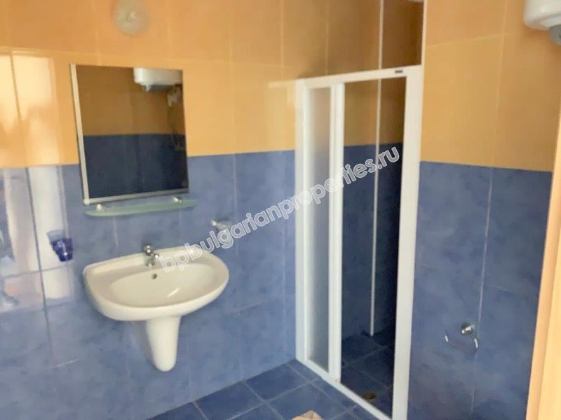 Просторная трехкомнатная квартира с видом на море на первой линии в Равде