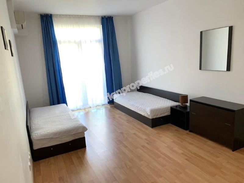 Просторная трехкомнатная квартира с видом на море на первой линии в Равде