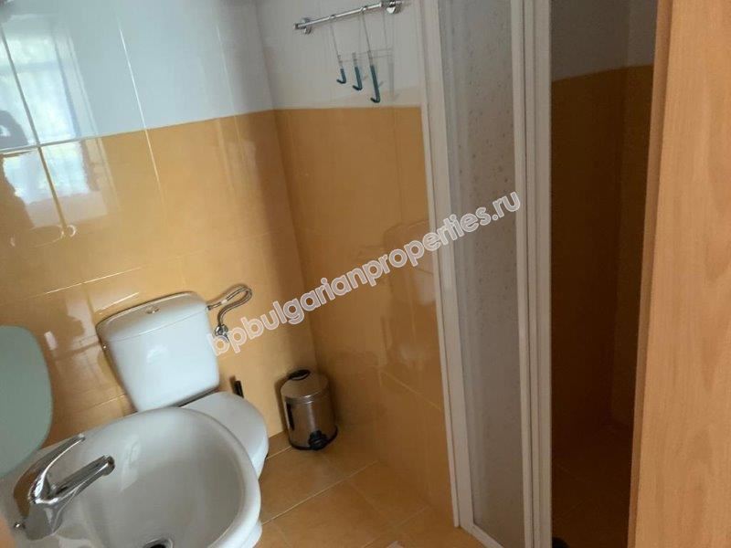 Просторная трехкомнатная квартира с видом на море на первой линии в Равде