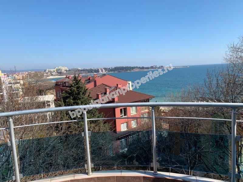 Просторная трехкомнатная квартира с видом на море на первой линии в Равде