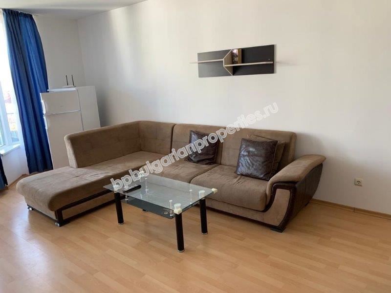 Просторная трехкомнатная квартира с видом на море на первой линии в Равде