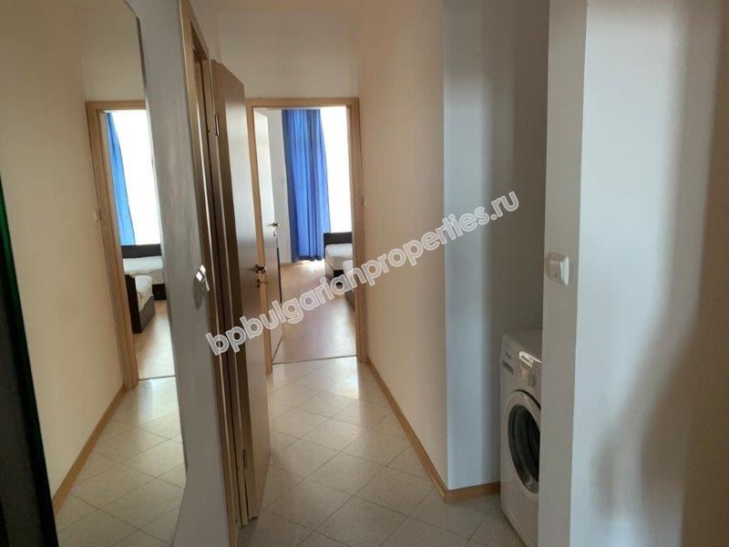 Просторная трехкомнатная квартира с видом на море на первой линии в Равде