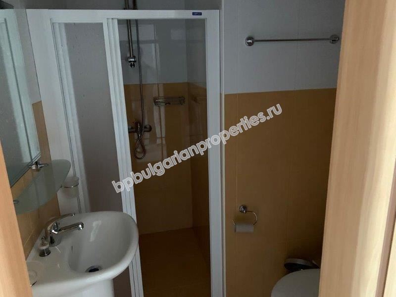 Просторная трехкомнатная квартира с видом на море на первой линии в Равде