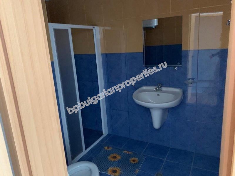 Просторная трехкомнатная квартира с видом на море на первой линии в Равде